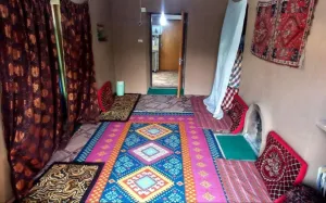 اقامتگاه بومگردی شاه رستم باغ صفا - نمای اتاق 