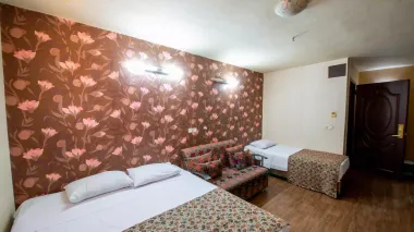 هتل جمشید اصفهان - اتاق 3 تخته (1 تخت 2 نفره 1 تخت 1 نفره)