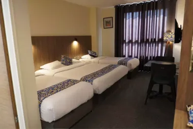 هتل کاربات اصفهان - اتاق 4 تخته (1 تخت 2 نفره 2 تخت 1 نفره)