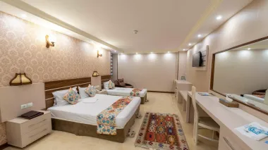 هتل ونوس اصفهان - اتاق 3 تخته (1 تخت 2 نفره و 1 تخت 1 نفره)