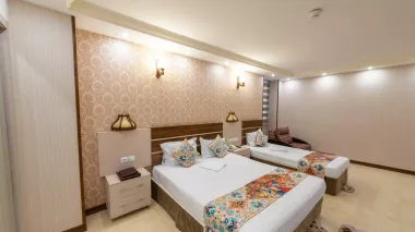 هتل ونوس اصفهان - اتاق 3 تخته (1 تخت 2 نفره و 1 تخت 1 نفره)