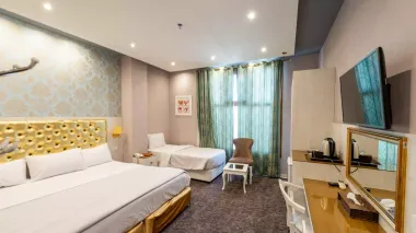 هتل خواجو اصفهان - اتاق 3 تخته (1 تخت 2 نفره و 1 تخت 1 نفره)