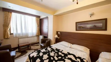 هتل پارت اصفهان - اتاق 3 تخته (1 تخت 2 نفره و 1 تخت 1 نفره)