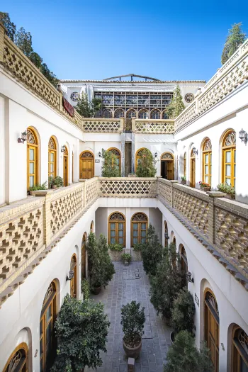 هتل قصر منشی اصفهان - نمای محوطه