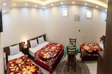 هتل ویانا اصفهان - اتاق 4 تخته (1 تخت 2 نفره و 2 تخت 1 نفره)