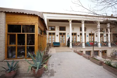 اقامتگاه سنتی میدان کوچک اصفهان - نمای محوطه