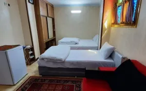 اقامتگاه سنتی گنبد مینا اصفهان - اتاق 3 تخته (1 تخت 2 نفره 1 تخت 1 نفره)