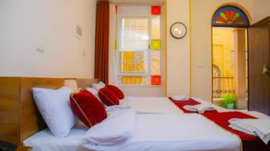 هتل گل افرا شیراز - اتاق 3 تخته (1 تخت 2 نفره 1 تخت 1 نفره)