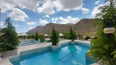 هتل قصر یازده شیراز - نمای محوطه 