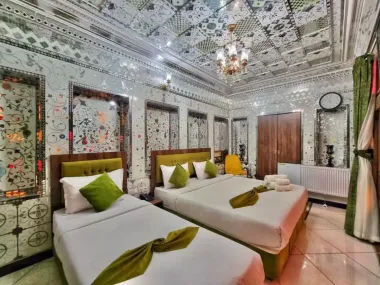 هتل پنج دری شیراز - اتاق 3 تخته (1 تخت 2 نفره 1 تخت 1 نفره)