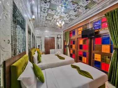 هتل پنج دری شیراز - اتاق 3 تخته (1 تخت 2 نفره 1 تخت 1 نفره)