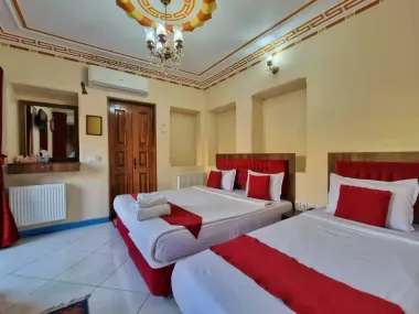 هتل پنج دری شیراز - اتاق 3 تخته (1 تخت 2 نفره 1 تخت 1 نفره)