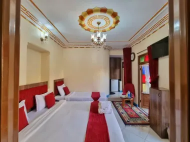 هتل پنج دری شیراز - اتاق 3 تخته (1 تخت 2 نفره 1 تخت 1 نفره)