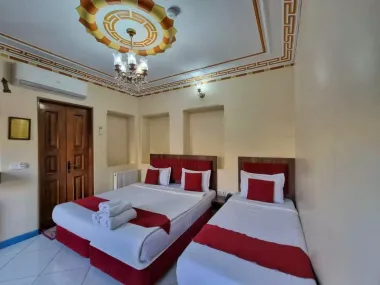 هتل پنج دری شیراز - اتاق 3 تخته (1 تخت 2 نفره 1 تخت 1 نفره)