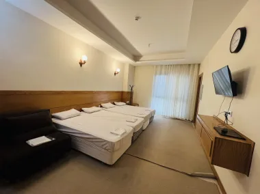 هتل باقر العلوم مشهد - اتاق 4 تخته (4 تخت 1 نفره)