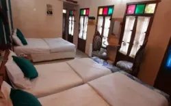 هتل ماه منیر شیراز - اتاق 4 تخته (1 تخت 2 نفره 2 تخت 1 نفره)