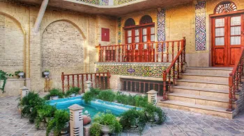 اقامتگاه سنتی فروغ مهر شیراز - نمای محوطه 