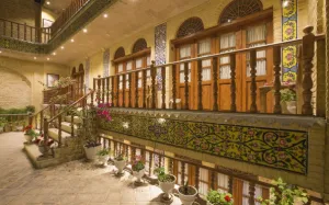 اقامتگاه سنتی فروغ مهر شیراز - نمای محوطه