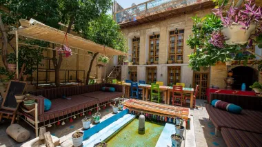 اقامتگاه بومگردی عمارت هفت رنگ شیراز - نمای محوطه