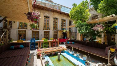 اقامتگاه بومگردی عمارت هفت رنگ شیراز - نمای محوطه