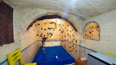 اقامتگاه بومگردی عمارت هفت رنگ شیراز - اتاق 2 تخته (1 تخت 2 نفره)