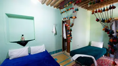اقامتگاه بومگردی عمارت هفت رنگ شیراز - اتاق 3 تخته (1 تخت 2 نفره 1 تخت 1 نفره)