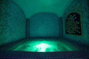 اقامتگاه بومگردی عمارت هفت رنگ شیراز - جکوزی