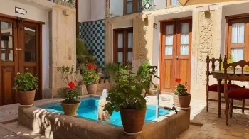 اقامتگاه بومگردی والاد شیراز - نمای محوطه