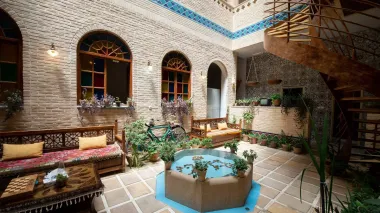 اقامتگاه سنتی درباری شیراز - نمای محوطه