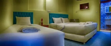 اقامتگاه سنتی درباری شیراز - اتاق 3 تخته (1 تخت 2 نفره 1 تخت 1 نفره)