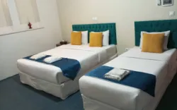 اقامتگاه سنتی درباری شیراز - اتاق 3 تخته (1 تخت 2 نفره 1 تخت 1 نفره)