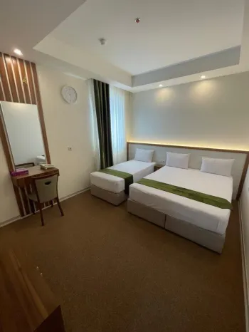 هتل آپارتمان مناجات مشهد - اتاق 3 تخته (1 تخت 2 نفره و 1 تخت 1 نفره)