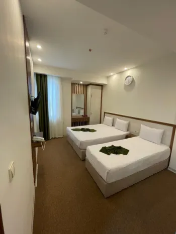 هتل آپارتمان مناجات مشهد - اتاق 3 تخته (1 تخت 2 نفره و 1 تخت 1 نفره)