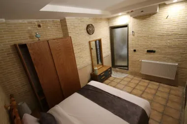 اقامتگاه سنتی هفت دری شیراز - اتاق 2 تخته (1 تخت 2 نفره)