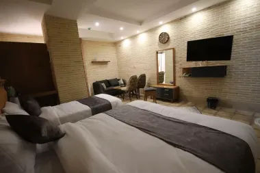 اقامتگاه سنتی هفت دری شیراز - اتاق 3 تخته (1 تخت 2 نفره و 1 تخت 1 نفره)