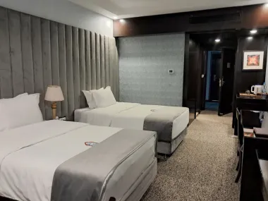 هتل بزرگ چمران شیراز - اتاق 2 تخته (2 تخت 1 نفره)