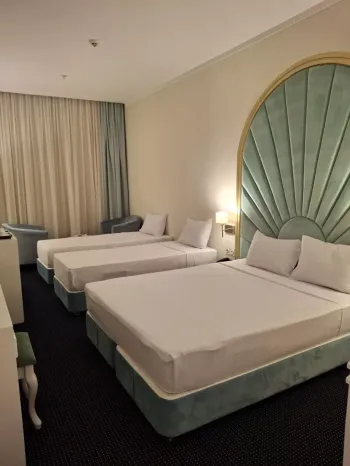 هتل امپراطور مشهد - اتاق 4 تخته (1 تخت 2 نفره و 2 تخت 1 نفره)