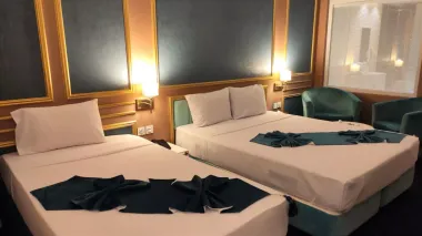 هتل امپراطور مشهد - اتاق 3 تخته (1 تخت 2 نفره و 1 تخت 1 نفره)