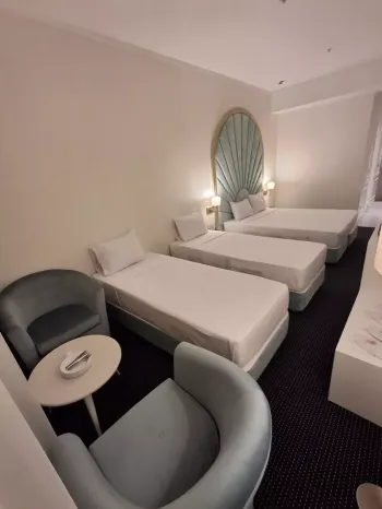 هتل امپراطور مشهد - اتاق 4 تخته (1 تخت 2 نفره و 2 تخت 1 نفره)