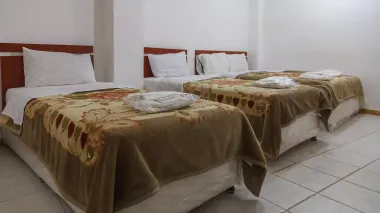 هتل آپارتمان شادناز یک قشم - اتاق 4 تخته (1 تخت 2 نفره 2 تخت 1 نفره)