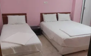 هتل آپارتمان شادناز یک قشم - اتاق 3 تخته (1 تخت 2 نفره 1 تخت 1 نفره)