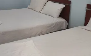 هتل آپارتمان شادناز یک قشم - اتاق 3 تخته (1 تخت 2 نفره 1 تخت 1 نفره)