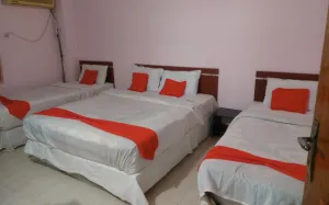 هتل آپارتمان شادناز یک قشم - اتاق 4 تخته (1 تخت 2 نفره 2 تخت 1 نفره)