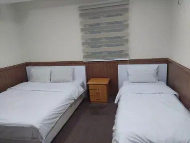 هتل آرمان قشم - اتاق 3 تخته (1 تخت 2 نفره 1 تخت 1 نفره)