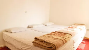 هتل بهشت قشم - اتاق 3 تخته (3 تخت 1 نفره)