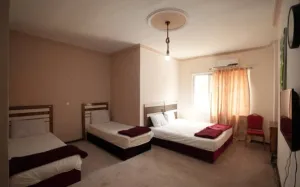 هتل بهشت قشم - اتاق 4 تخته (1 تخت 2 نفره 2 تخت 1 نفره)