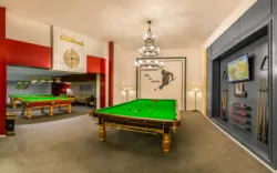 هتل گلدن پالاس مشهد - میز بیلیارد