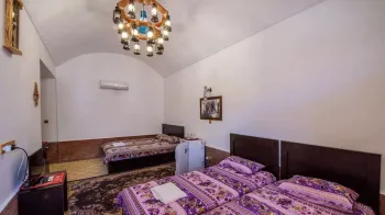 هتل سنتی فانوس ویونا کاشان - اتاق 3 تخته (1 تخت 2 نفره و 1 تخت 1 نفره)