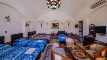 هتل سنتی فانوس ویونا کاشان - اتاق 5 تخته (1 تخت 2 نفره و 3 تخت 1 نفره)