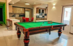 هتل آپارتمان ترنج متین رامسر - میز بیلیارد